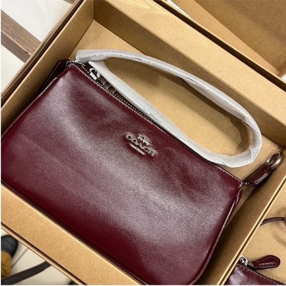 Coach Boxed Nolita 19 And Nolita Bag
Charm Set Holidays - Picture 8 of 10